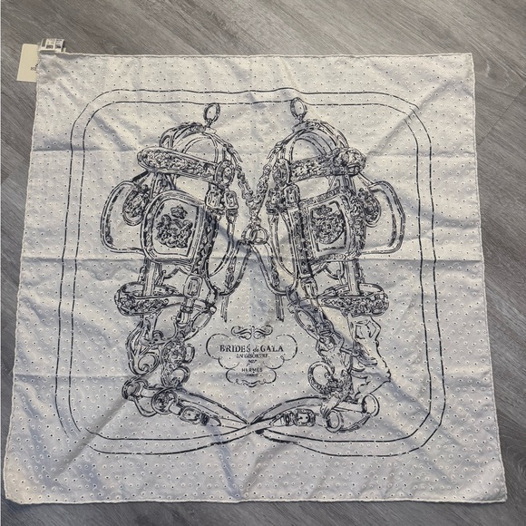 NEW Hermes Brides de Gala Broderie Anglaise Scarf 70 White and Black - Picture 4 of 6